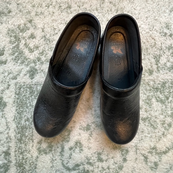 Etched Pattern Dansko Clogs Size 8 - Picture 5 of 6